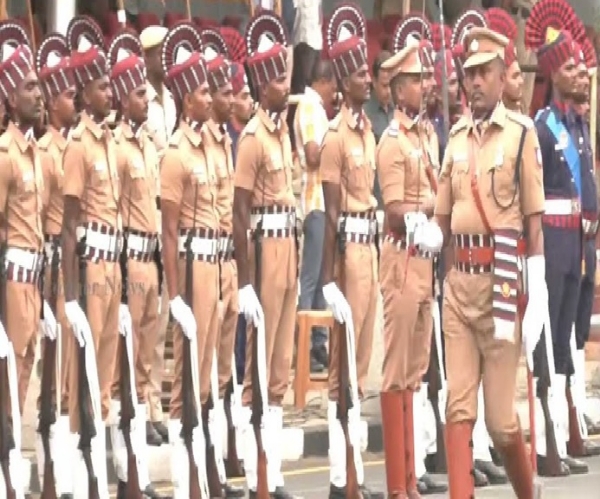 சுதந்திர தின விழா அணிவகுப்பு ஒத்திகை - மெரினாவில் வீரர்களின் கம்பீர பயிற்சி சுதந்திர தின விழா அணிவகுப்பு ஒத்திகை - மெரினாவில் வீரர்களின் கம்பீர பயிற்சி