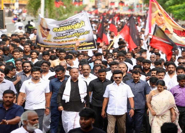 திமுக தலைவர் மு.க.ஸ்டாலின் தலைமையில் கலைஞர் கருணாநிதியின் நினைவு நாள் அமைதிப் பேரணி திமுக தலைவர் மு.க.ஸ்டாலின் தலைமையில் கலைஞர் கருணாநிதியின் நினைவு நாள் அமைதிப் பேரணி