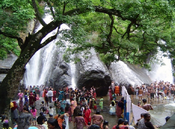Courtallam buzzes with weekend activity Courtallam buzzes with weekend activity
