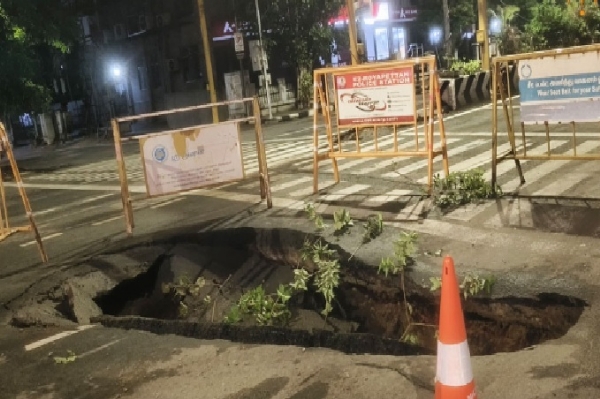 மயிலாப்பூர் ராதாகிருஷ்ணன் சாலையில் திடீரென 10 அடி பள்ளம் - வாகன ஓட்டிகள் கடும் அவதி மயிலாப்பூர் ராதாகிருஷ்ணன் சாலையில் திடீரென 10 அடி பள்ளம் - வாகன ஓட்டிகள் கடும் அவதி