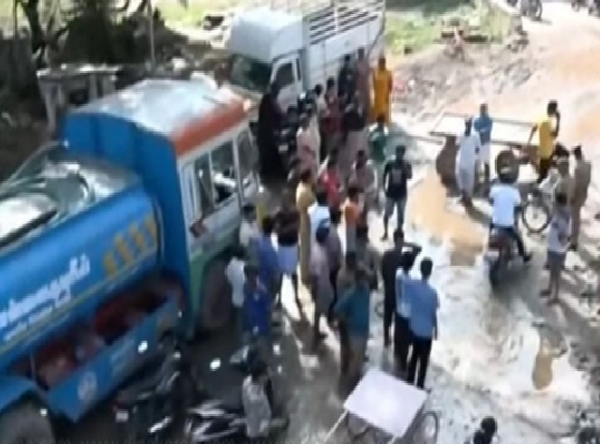 சென்னை அருகே 50-க்கும் மேற்பட்ட குடிநீர் லாரிகளை சிறைபிடித்து பொதுமக்கள் போராட்டம் சென்னை அருகே 50-க்கும் மேற்பட்ட குடிநீர் லாரிகளை சிறைபிடித்து பொதுமக்கள் போராட்டம்