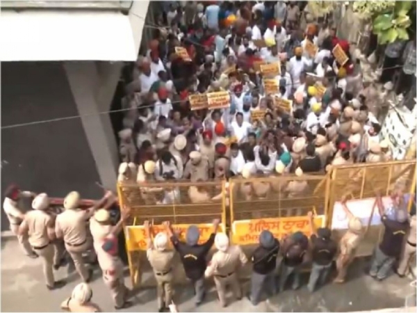 பாஜக எம்.பி தருண் சுக் இல்லம் முன்பு ஆம் ஆத்மி கட்சியினர் போராட்டம்