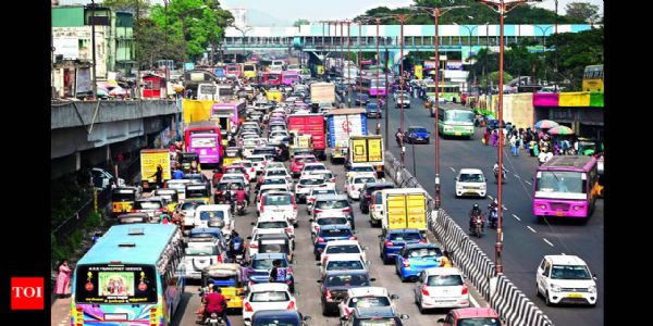 செங்குறிச்சி சுங்கச்சாவடியில் கடும் போக்குவரத்து நெரிசல் - 2 கி.மீ. தூரத்திற்கு அணிவகுத்து நிற்கும் வாகனங்கள்