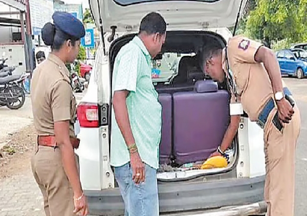 மதுராந்தகத்தில் தேர்தல் பறக்கும் படையினர் தீவிர வாகன சோதனை - இடைத்தேர்தலை முன்னிட்டு கெடுபிடி தீவிரம் மதுராந்தகத்தில் தேர்தல் பறக்கும் படையினர் தீவிர வாகன சோதனை - இடைத்தேர்தலை முன்னிட்டு கெடுபிடி தீவிரம்