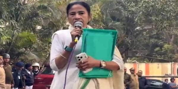 15 ஆண்டுகளுக்குப் பிறகு மேற்கு வங்க சட்டப்பேரவையில் இருந்து விலகும் மம்தா பானர்ஜி – நந்திகிராம் வேட்பாளர் அறிவிப்பால் முடிவுக்கு வந்த எதிர்பார்ப்பு