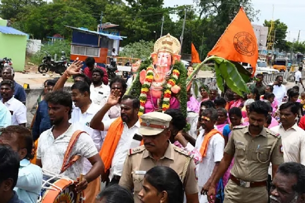 Attempt to hold Vinayagar procession in Dindigul in defiance of ban Attempt to hold Vinayagar procession in Dindigul in defiance of ban