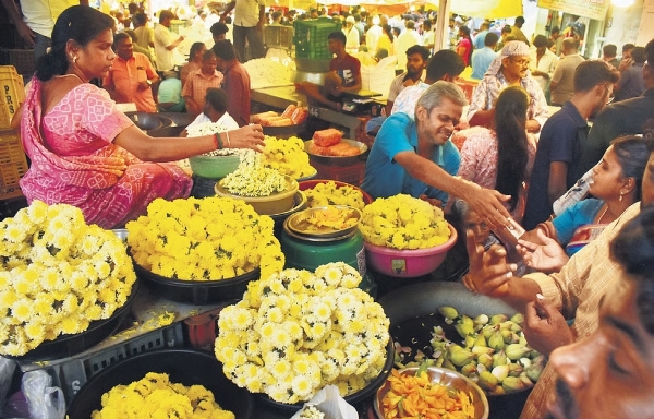 விநாயகர் சதுர்த்தியை முன்னிட்டு ஆரணி மலர் சந்தையில் பூக்கள் விலை கிடுகிடு உயர்வு விநாயகர் சதுர்த்தியை முன்னிட்டு ஆரணி மலர் சந்தையில் பூக்கள் விலை கிடுகிடு உயர்வு
