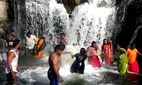 நீண்ட இடைவெளிக்கு பின்னர் கும்பக்கரை அருவியில் குளிக்க சுற்றுலாப் பயணிகள் குளிக்க அனுமதி நீண்ட இடைவெளிக்கு பின்னர் கும்பக்கரை அருவியில் குளிக்க சுற்றுலாப் பயணிகள் குளிக்க அனுமதி