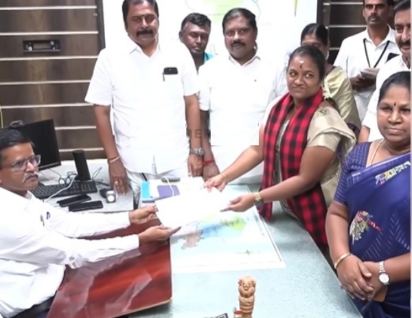 தாராபுரத்தில் திமுக வேட்பாளர் எஸ். சுகன்யா வேட்புமனு தாக்கல் தாராபுரத்தில் திமுக வேட்பாளர் எஸ். சுகன்யா வேட்புமனு தாக்கல்
