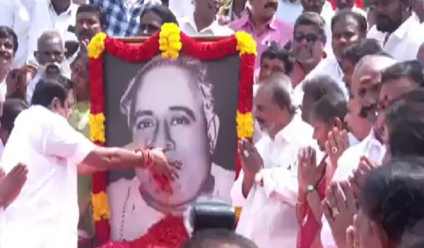 சென்னையில் பேரறிஞர் அண்ணா சிலைக்கு அதிமுக பொதுச்செயலாளர் எடப்பாடி பழனிசாமி மரியாதை