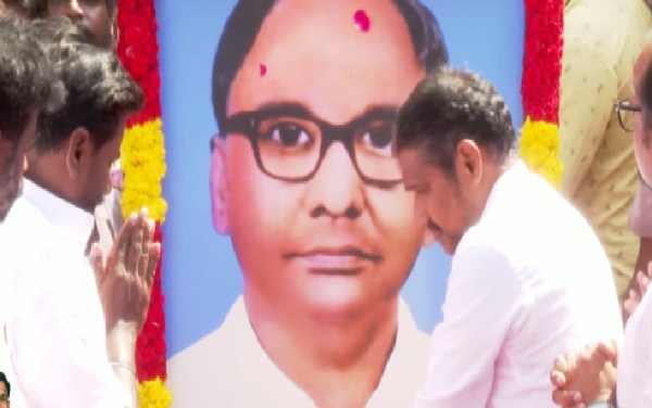 Tribute paid to the statue of Ramasamy Padayatchiar Tribute paid to the statue of Ramasamy Padayatchiar