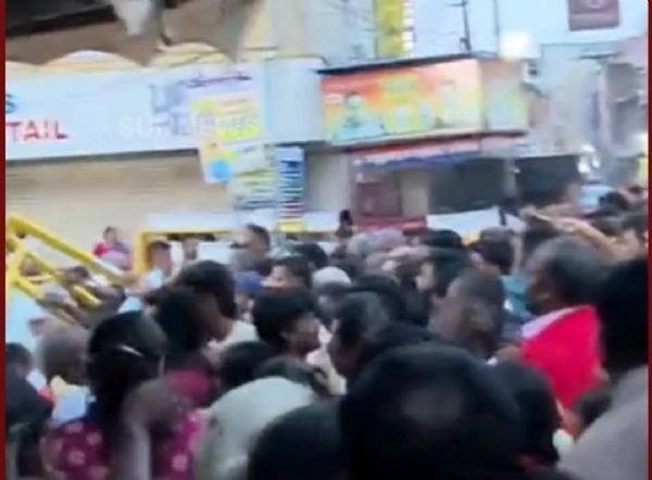 தள்ளு முள்ளு தள்ளு முள்ளு