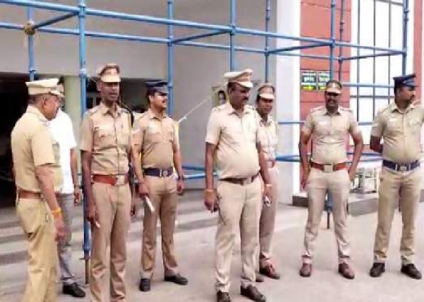 வங்கி ஊழியரிடம் ரூ.11 லட்சம் வழிப்பறி வழக்கு - கொள்ளையர்களை பிடிக்க 2 தனிப்படைகள் அமைப்பு வங்கி ஊழியரிடம் ரூ.11 லட்சம் வழிப்பறி வழக்கு - கொள்ளையர்களை பிடிக்க 2 தனிப்படைகள் அமைப்பு