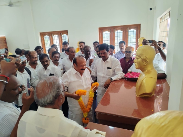 வன்னியர் இட ஒதுக்கீடு போராளிகளுக்கு வீரவணக்கம் - முன்னாள் அமைச்சர் எம்.ஆர்.கே. பன்னீர்செல்வம் மரியாதை வன்னியர் இட ஒதுக்கீடு போராளிகளுக்கு வீரவணக்கம் - முன்னாள் அமைச்சர் எம்.ஆர்.கே. பன்னீர்செல்வம் மரியாதை