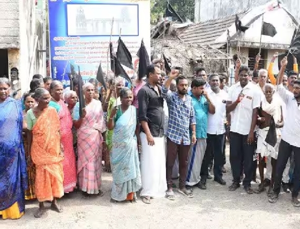 கடலூரில் புதிய சிப்காட் திட்டத்திற்கு எதிர்ப்பு: வீடுகளில் கருப்புக் கொடி கட்டி நொச்சிக்காடு மக்கள் காத்திருப்பு போராட்டம் கடலூரில் புதிய சிப்காட் திட்டத்திற்கு எதிர்ப்பு: வீடுகளில் கருப்புக் கொடி கட்டி நொச்சிக்காடு மக்கள் காத்திருப்பு போராட்டம்