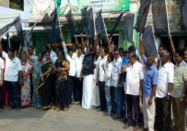வடக்கு பாப்பான்குளத்தில் கல்குவாரிக்கு எதிர்ப்பு - கருப்புக்கொடி ஏற்றி கிராம மக்கள் போராட்டம்