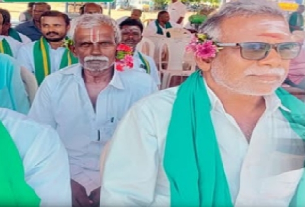 திருச்சி அருகே காதில் பூ வைத்து விவசாயிகள் நூதன போராட்டம் திருச்சி அருகே காதில் பூ வைத்து விவசாயிகள் நூதன போராட்டம்