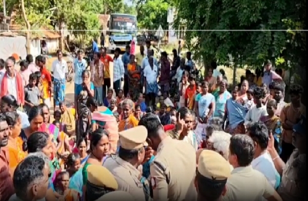 அரியலூர் சிறுகளத்தூரில் மீண்டும் டாஸ்மாக் கடை திறப்பு - சாலையில் அரசு பேருந்தை மறித்து கிராம மக்கள் போராட்டம்