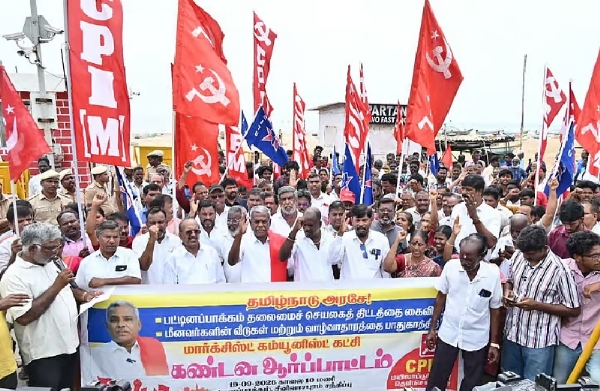 சி.பி.எம். மாநில செயலாளர் பெ.சண்முகம் தலைமையில் மீனவர்கள் திரண்டு பட்டினப்பாக்கத்தில் ஆர்ப்பாட்டம் சி.பி.எம். மாநில செயலாளர் பெ.சண்முகம் தலைமையில் மீனவர்கள் திரண்டு பட்டினப்பாக்கத்தில் ஆர்ப்பாட்டம்