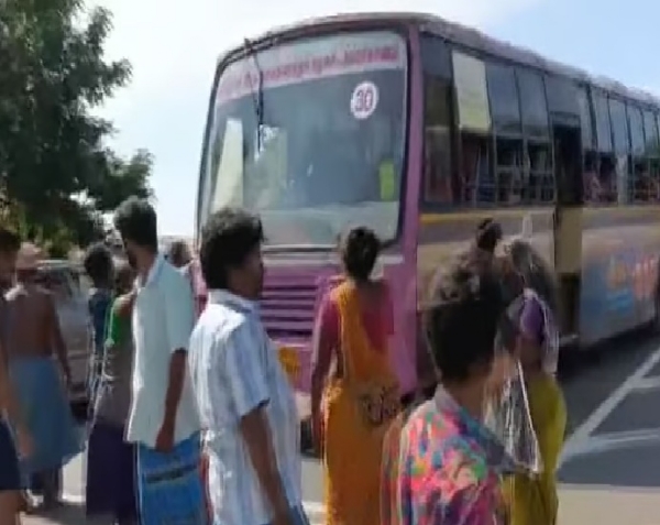 புதுக்கோட்டையில் நகரப் பேருந்தில் இருந்து பழங்குடியின மாணவிகளை தள்ளிவிட்ட நடத்துனர் - 8 பேர் படுகாயம், சாலை மறியலால் பரபரப்பு