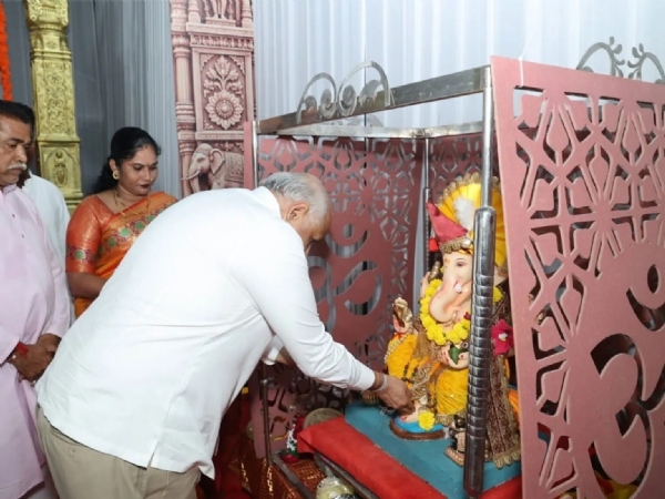 மணிநகர் கணேசோத்சவ விழாவில் குஜராத் முதல்வர் பூபேந்திர படேல் சிறப்பு வழிபாடு மணிநகர் கணேசோத்சவ விழாவில் குஜராத் முதல்வர் பூபேந்திர படேல் சிறப்பு வழிபாடு