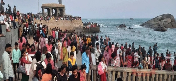 வார விடுமுறையை முன்னிட்டு கன்னியாகுமரியில் அலைமோதிய சுற்றுலாப் பயணிகள் கூட்டம் வார விடுமுறையை முன்னிட்டு கன்னியாகுமரியில் அலைமோதிய சுற்றுலாப் பயணிகள் கூட்டம்