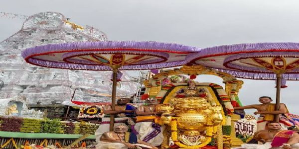 திருப்பதி பிரம்மோற்சவம் - 6-ம் நாள் தங்க ரதத்தில் மலையப்ப சுவாமி வீதி உலா