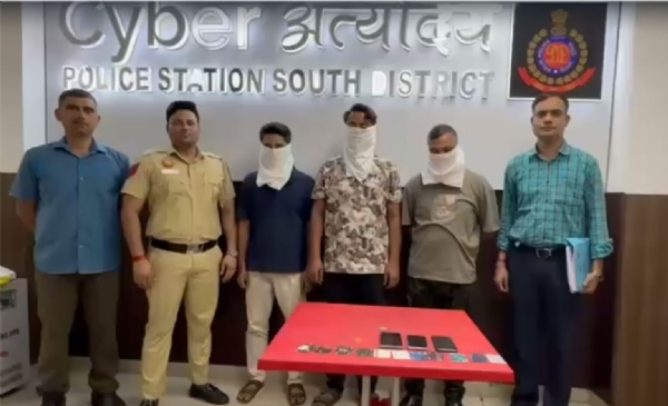 ஆமதாபாத்தில் டெல்லி போலீசாரிடம் சிக்கிய சைபர் மோசடி கும்பல் -  3 பேர்  கைது