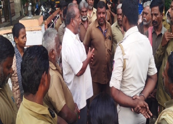 Sanitation workers protest in Erode Sanitation workers protest in Erode