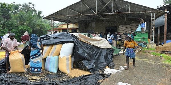 குளம்போல் காட்சியளிக்கும் அரசு நேரடி நெல் கொள்முதல் நிலையம்