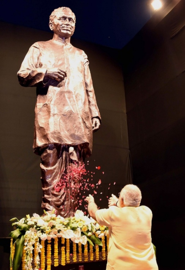 பிரதமர் நரேந்திர மோடி, பண்டிட் தீனதயாள் உபாத்யாயாவின் சிலைக்கு மலர் அஞ்சலி செலுத்தினார். புகைப்படம்: இன்டர்நெட் மீடியா பிரதமர் நரேந்திர மோடி, பண்டிட் தீனதயாள் உபாத்யாயாவின் சிலைக்கு மலர் அஞ்சலி செலுத்தினார். புகைப்படம்: இன்டர்நெட் மீடியா