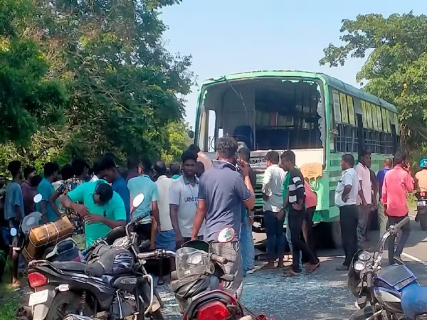 சிவகங்கை அருகே மினி பேருந்து அரசு பேருந்து மீது மோதி விபத்து - 10-க்கும் மேற்பட்டோர் படுகாயம்