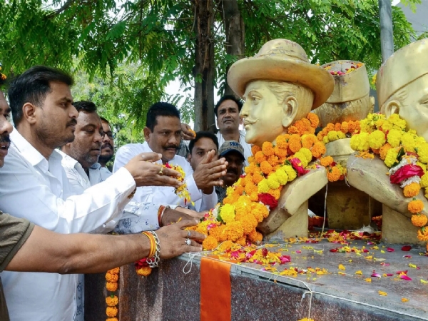 பகத் சிங்கின் தேசப்பற்றை இளைஞர்கள் பின்பற்ற வேண்டும் - முதல்வர் யோகி ஆதித்யநாத் வேண்டுகோள் பகத் சிங்கின் தேசப்பற்றை இளைஞர்கள் பின்பற்ற வேண்டும் - முதல்வர் யோகி ஆதித்யநாத் வேண்டுகோள்