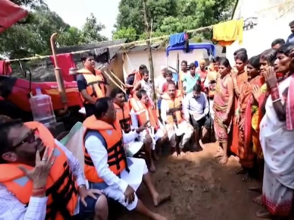 ஒடிசா பருவமழை வெள்ள பாதிப்பு - கோராபுட்டில் நிவாரணப் பணிகளை முதல்வர் மோகன் சரண் மாஜி நேரில் ஆய்வு ஒடிசா பருவமழை வெள்ள பாதிப்பு - கோராபுட்டில் நிவாரணப் பணிகளை முதல்வர் மோகன் சரண் மாஜி நேரில் ஆய்வு