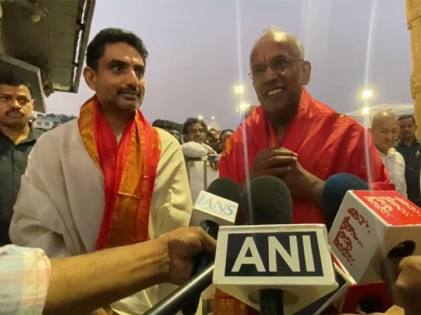 அமைச்சர் நாரா லோகேஷுடன் சிங்கப்பூர் அமைச்சர் சண்முகம் திருமலையில் சுவாமி தரிசனம்