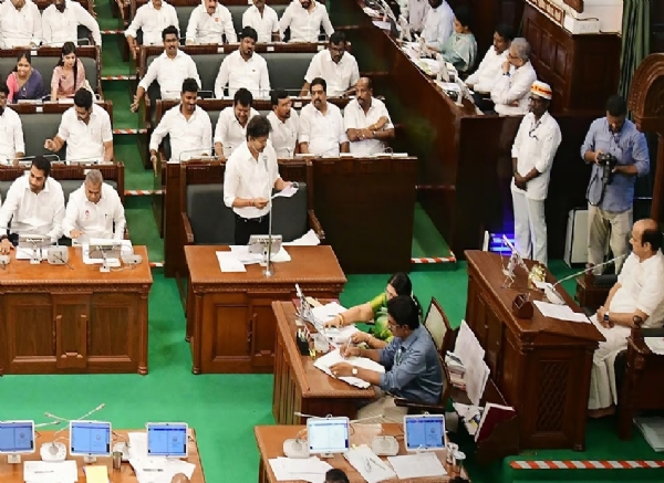 சென்னை உயர் நீதிமன்றத்தில் தமிழை ஆட்சி மொழியாக அங்கீகரிக்கக் கோரி இன்று சட்டப்பேரவையில் தனித் தீர்மானம் - முதலமைச்சர் விஜய் முன்மொழிகிறார் சென்னை உயர் நீதிமன்றத்தில் தமிழ் மொழியை முதன்மை வழக்காடு மொழியாகவும், நீதிமன்ற ஆட்சி மொழியாகவும் அங்கீகரிக்க வேண்டும் என்று வலியுறுத்தி தமிழக சட்டப்பேரவையில் இன்று தனித் தீர்மானம் கொண்டுவரப்பட உள்ளது. இன்று நடைபெறும் சட்டப்பேரவைக் கூட்டத்தொடரில் முதலமைச்சர் விஜய் இந்த தனித் தீர்மானத்தை முன்மொழிய உள்ளார். தமிழகத்தின் தாய்மொழியான தமிழில் வழக்காடவும், தீர்ப்புகளை பெறவும் சாதாரண மக்களுக்கு உரிமை வேண்டும் என்பதும், நீதி அனைவருக்கும் புரியும் மொழியில் கிடைக்க வேண்டும் என்பதும் இந்த தீர்மானத்தின் மைய நோக்கமாகும். இந்திய அரசியலமைப்புச் சட்டத்தின் 348-வது பிரிவின்படி உயர் நீதிமன்றங்களில் ஆங்கிலம் மட்டுமே தற்போது அலுவல் மொழியாக உள்ளது. இதில் திருத்தம் கொண்டுவந்து, தமிழகத்தைப் பொறுத்தவரை தமிழை அனுமதிக்கும் வகையில் மத்திய அரசு உரிய சட்ட நடவடிக்கைகளை மேற்கொள்ள வேண்டும் என்று இந்த தீர்மானத்தில் வலியுறுத்தப்பட உள்ளது. ஏற்கனவே பல ஆண்டுகளாக தமிழகத்தின் பல்வேறு அரசியல் கட்சிகளும், தமிழ் அமைப்புகளும், வழக்கறிஞர்கள் சங்கங்களும் இதே கோரிக்கையை தொடர்ந்து எழுப்பி வருகின்றன. இந்நிலையில், சட்டப்பேரவையில் ஒருமனதாக நிறைவேற்றப்படும் இந்த தனித் தீர்மானம் மத்திய அரசுக்கு வலுவான அழுத்தத்தை கொடுக்கும் என்று எதிர்பார்க்கப்படுகிறது. சென்னை உயர் நீதிமன்றத்தில் தமிழை ஆட்சி மொழியாக அங்கீகரிக்கக் கோரி இன்று சட்டப்பேரவையில் தனித் தீர்மானம் - முதலமைச்சர் விஜய் முன்மொழிகிறார் சென்னை உயர் நீதிமன்றத்தில் தமிழ் மொழியை முதன்மை வழக்காடு மொழியாகவும், நீதிமன்ற ஆட்சி மொழியாகவும் அங்கீகரிக்க வேண்டும் என்று வலியுறுத்தி தமிழக சட்டப்பேரவையில் இன்று தனித் தீர்மானம் கொண்டுவரப்பட உள்ளது. இன்று நடைபெறும் சட்டப்பேரவைக் கூட்டத்தொடரில் முதலமைச்சர் விஜய் இந்த தனித் தீர்மானத்தை முன்மொழிய உள்ளார். தமிழகத்தின் தாய்மொழியான தமிழில் வழக்காடவும், தீர்ப்புகளை பெறவும் சாதாரண மக்களுக்கு உரிமை வேண்டும் என்பதும், நீதி அனைவருக்கும் புரியும் மொழியில் கிடைக்க வேண்டும் என்பதும் இந்த தீர்மானத்தின் மைய நோக்கமாகும். இந்திய அரசியலமைப்புச் சட்டத்தின் 348-வது பிரிவின்படி உயர் நீதிமன்றங்களில் ஆங்கிலம் மட்டுமே தற்போது அலுவல் மொழியாக உள்ளது. இதில் திருத்தம் கொண்டுவந்து, தமிழகத்தைப் பொறுத்தவரை தமிழை அனுமதிக்கும் வகையில் மத்திய அரசு உரிய சட்ட நடவடிக்கைகளை மேற்கொள்ள வேண்டும் என்று இந்த தீர்மானத்தில் வலியுறுத்தப்பட உள்ளது. ஏற்கனவே பல ஆண்டுகளாக தமிழகத்தின் பல்வேறு அரசியல் கட்சிகளும், தமிழ் அமைப்புகளும், வழக்கறிஞர்கள் சங்கங்களும் இதே கோரிக்கையை தொடர்ந்து எழுப்பி வருகின்றன. இந்நிலையில், சட்டப்பேரவையில் ஒருமனதாக நிறைவேற்றப்படும் இந்த தனித் தீர்மானம் மத்திய அரசுக்கு வலுவான அழுத்தத்தை கொடுக்கும் என்று எதிர்பார்க்கப்படுகிறது.