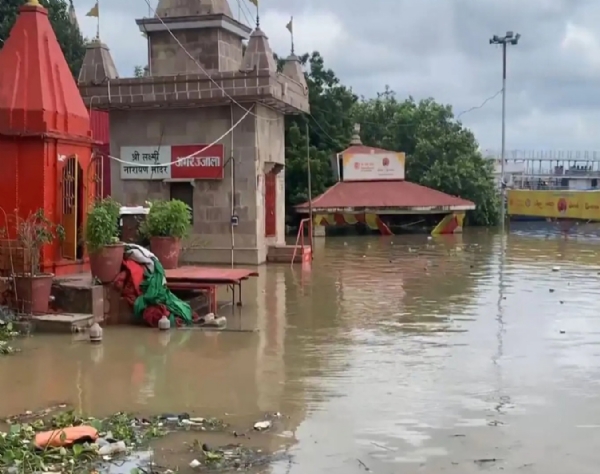 PM Modi reviews flood situation in Varanasi PM Modi reviews flood situation in Varanasi