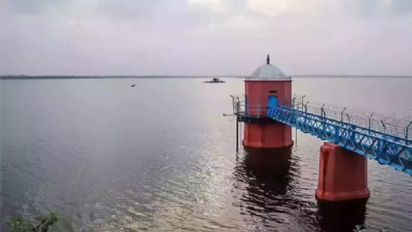 சென்னை குடிநீர் ஆதார ஏரிகளில் நீர்மட்டம் வேகமாக சரிவு - 5 டி.எம்.சி.யாக குறைந்தது