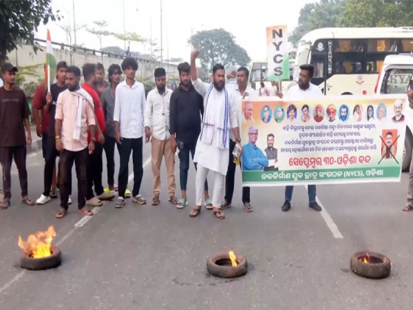 பாடப்புத்தகங்களில் குளறுபடி - ஒடிசா கல்வி அமைச்சர் பதவி விலகக் கோரி புவனேஸ்வரில் சாலை மறியல் பாடப்புத்தகங்களில் குளறுபடி - ஒடிசா கல்வி அமைச்சர் பதவி விலகக் கோரி புவனேஸ்வரில் சாலை மறியல்