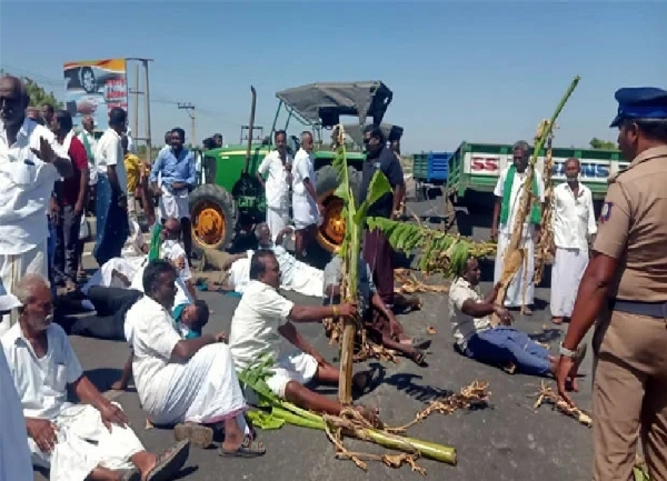 பாபநாசம் அணையில் இருந்து பாசன நீர் திறக்க வலியுறுத்தி விவசாயிகள் டிராக்டர்களுடன் சாலை மறியல் போராட்டம் பாபநாசம் அணையில் இருந்து பாசன நீர் திறக்க வலியுறுத்தி விவசாயிகள் டிராக்டர்களுடன் சாலை மறியல் போராட்டம்