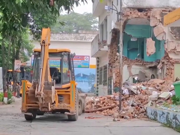 Demolition of illegal mosque begins in Uttar Pradesh.