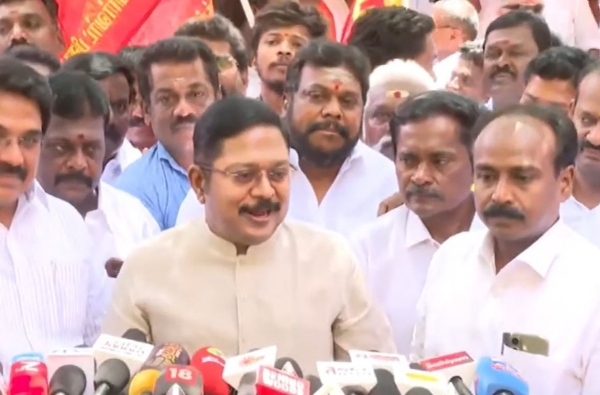 தவெக அரசு வாக்குறுதிகளை நிறைவேற்றுவது போல் தந்திரமாக செயல்படுகிறது - டிடிவி தினகரன் கடும் தாக்கு தவெக அரசு வாக்குறுதிகளை நிறைவேற்றுவது போல் தந்திரமாக செயல்படுகிறது - டிடிவி தினகரன் கடும் தாக்கு