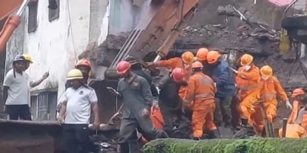 டெல்லியில் 5 மாடி கட்டிடம் இடிந்து 7 பேர் உயிரிழந்த விவகாரம்- 5 மாநகராட்சி அதிகாரிகள் சஸ்பெண்ட்!