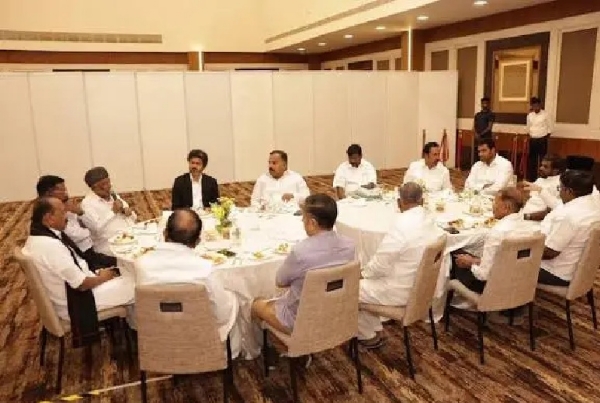 தமிழக வெற்றிக் கழகத்தின் தீவிர அரசியல் நகர்வு - கூட்டணிக் கட்சிகளுடன் நாளை முக்கிய ஆலோசனை தமிழக வெற்றிக் கழகத்தின் தீவிர அரசியல் நகர்வு - கூட்டணிக் கட்சிகளுடன் நாளை முக்கிய ஆலோசனை