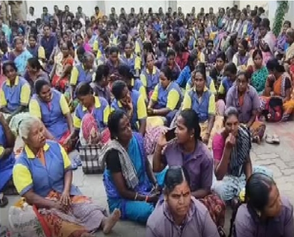 Sanitation workers in Karur stage Sanitation workers in Karur stage